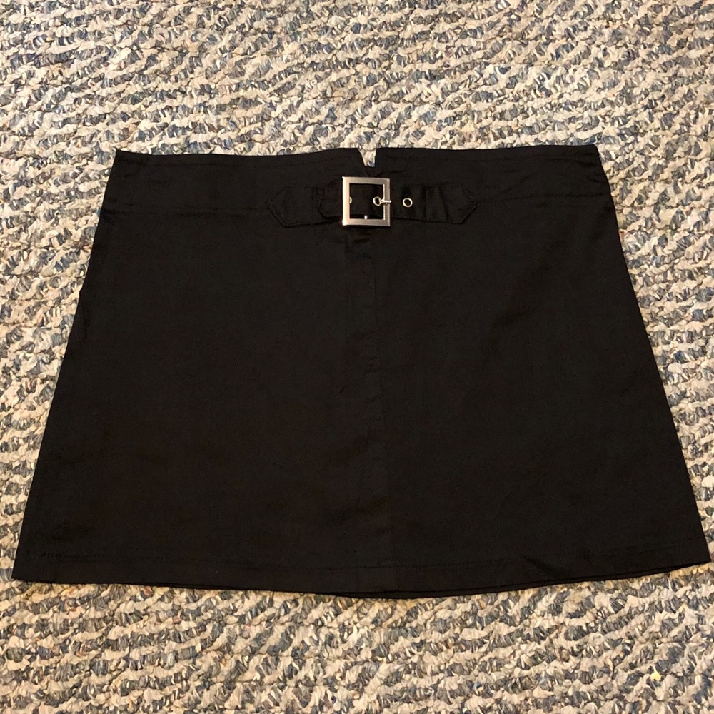 🖤Forever 21 Black Buckle Mini Skirt🖤